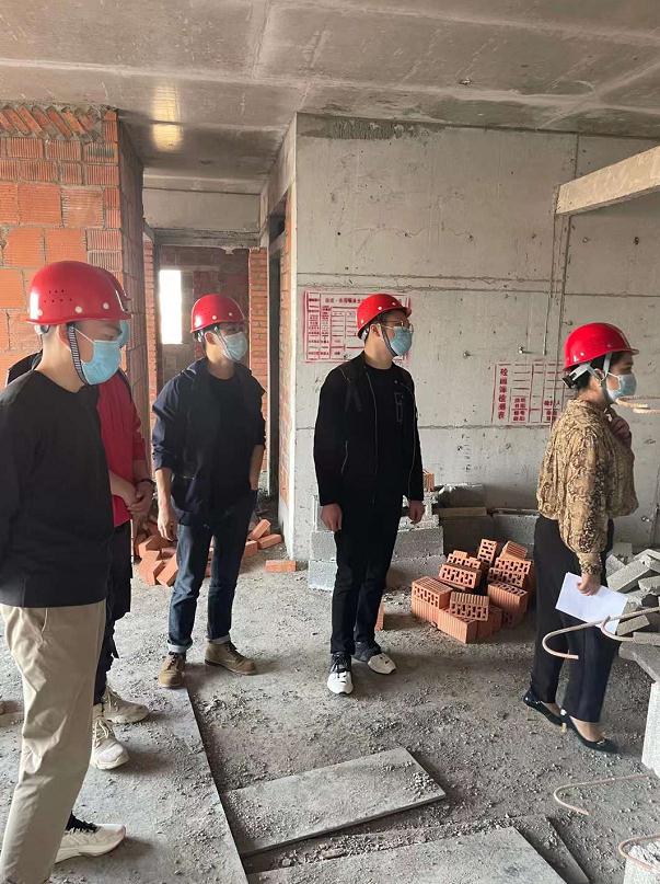 公司營銷部新同事一起參觀考察公司正在供貨項目，天氣舒適！